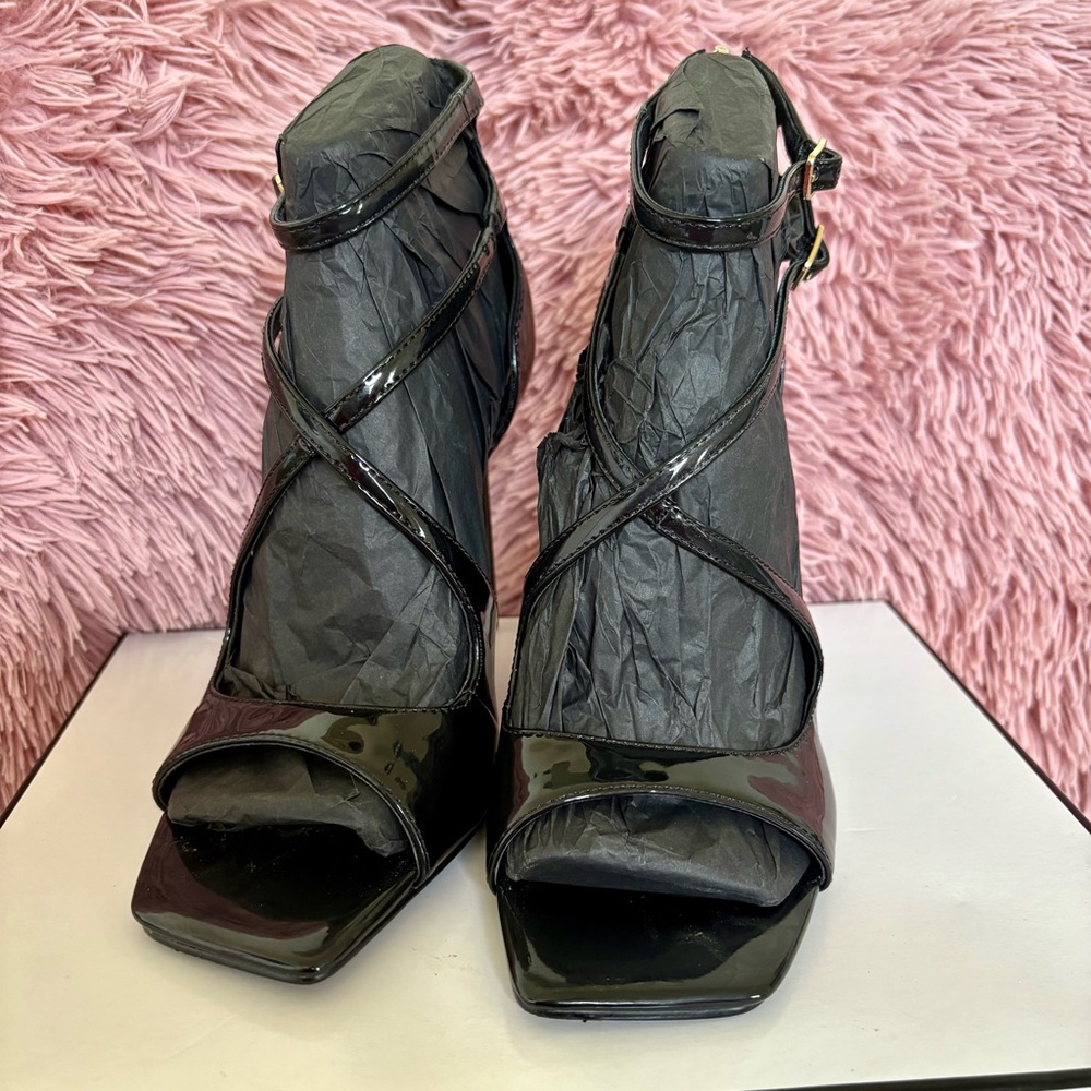 Guess: Black Heels with Strappy Design